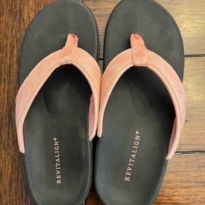 Revitalign Orthotic Thong Sandals Yumi Metallic Light Pink women’s size 8.